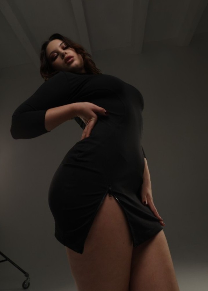 Découvrez l'élégante robe de sport à cuisses ouvertes de la marque THE-KILLA