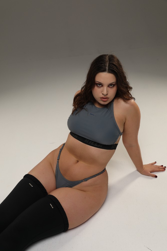 Trendy open top made with a sport and chic way / panties V formed to attached your curves